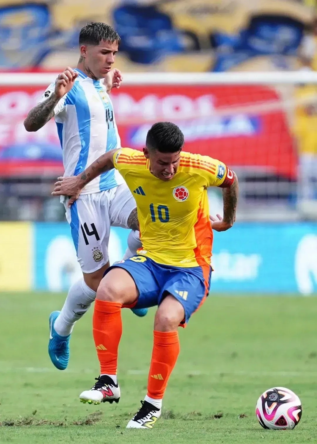 哥伦比亚鏖战巴萨，蒂亚戈统治全场