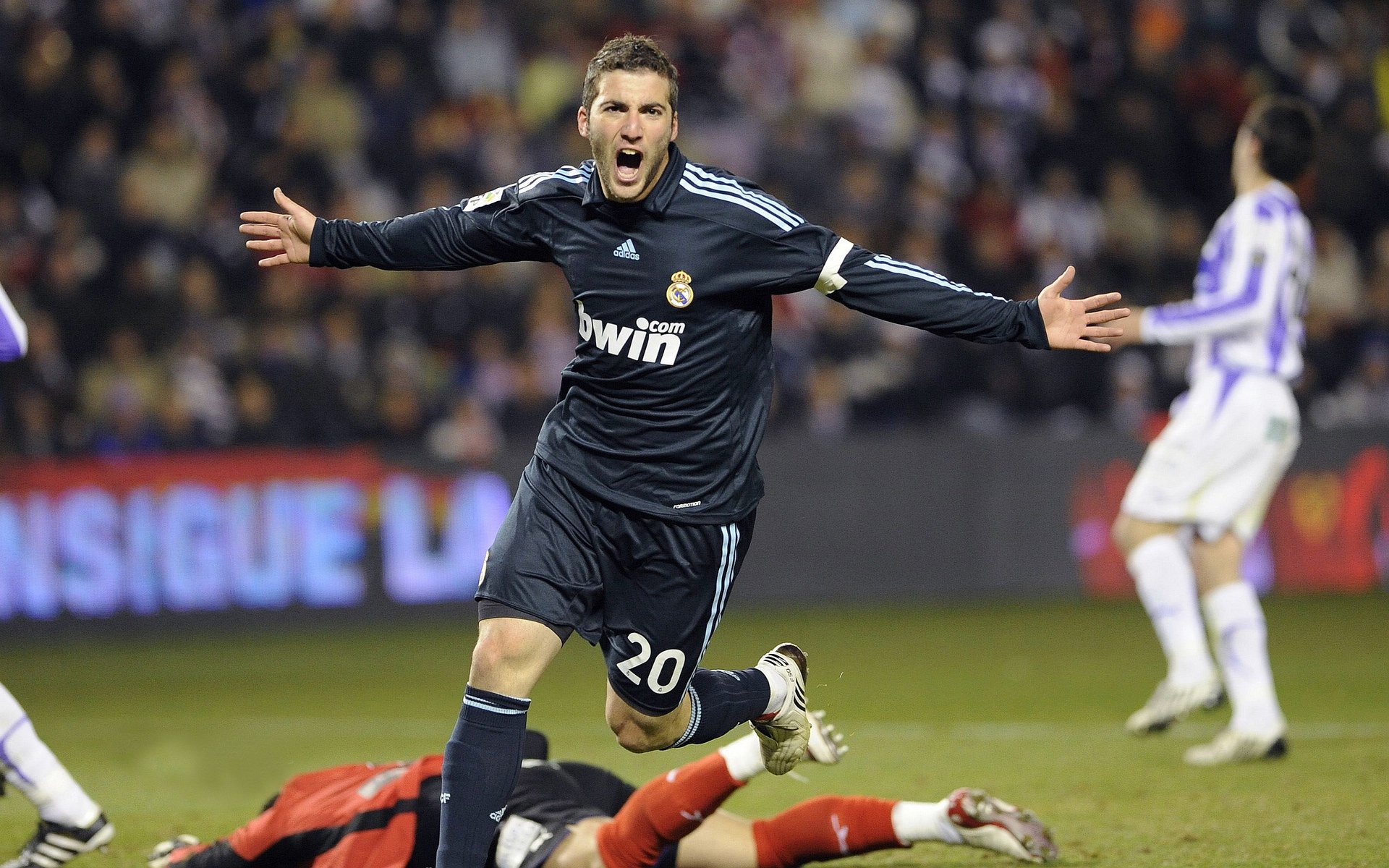 意甲焦点战，当绿茵场遇见篮球馆，爵士如何碾压灰熊？