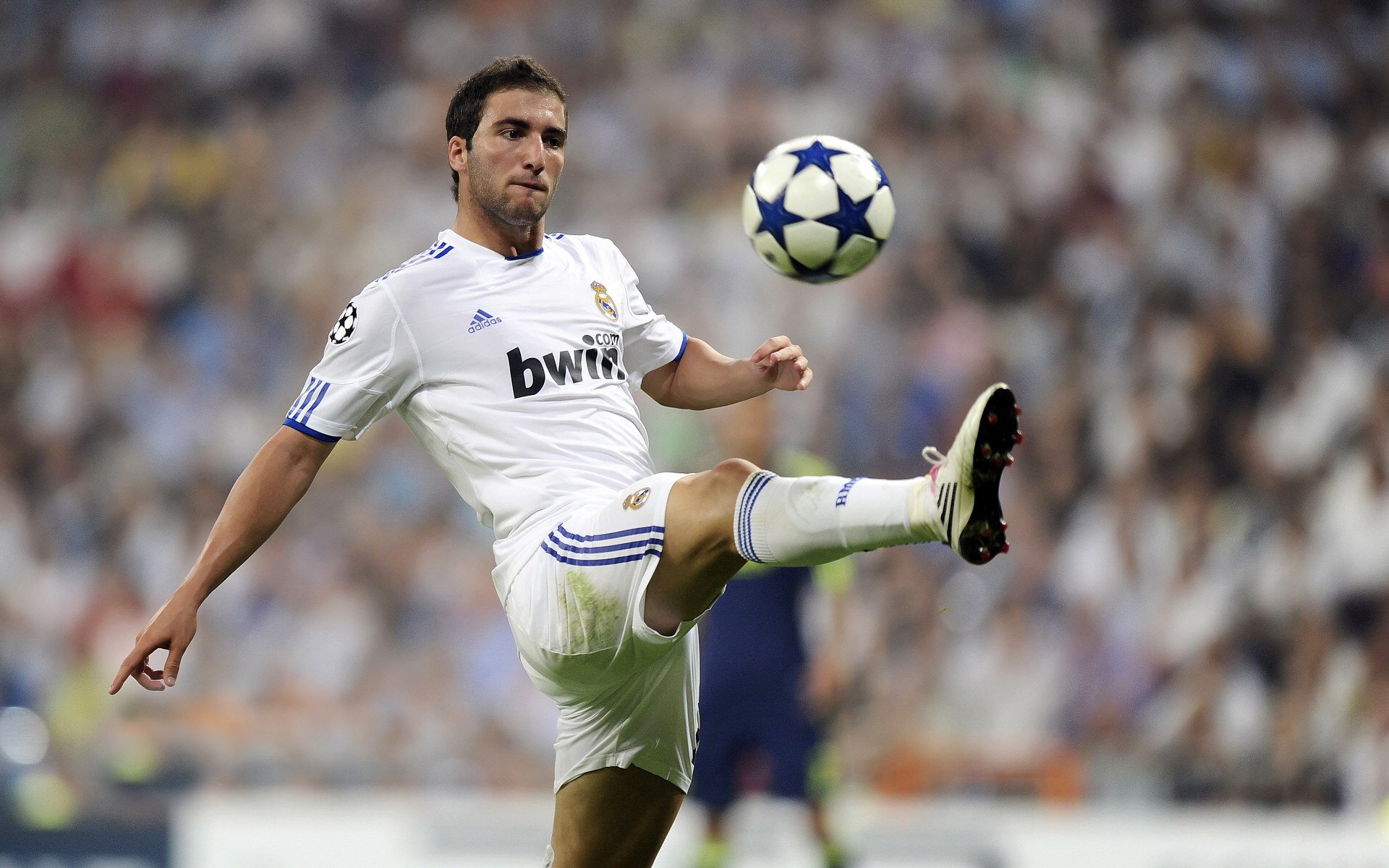 秘鲁封锁罗马，当劳塔罗在欧冠决赛的烈焰中接管历史