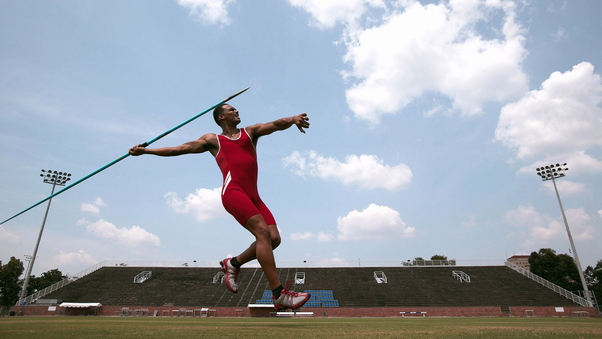 F1年度争冠之夜，布伦森带队取胜，赛道与球场的双重奏鸣